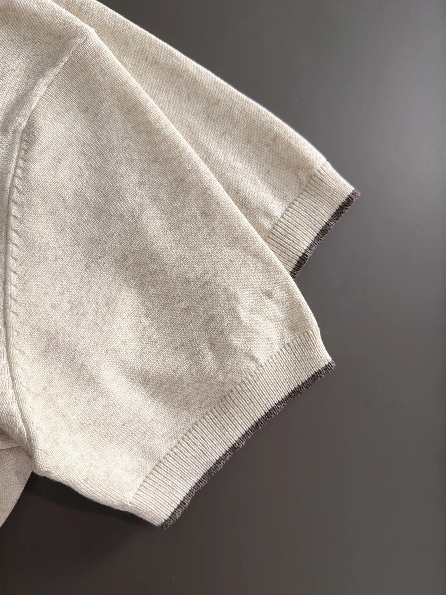 Next day shipment BC high quality-Brunello Cucineli 26ss New Arrival men's short-sleeved T-shirt. Like LP, it belongs to the same old-money style top brand. New Arrival is a top-notch brand. New Arrival Original men's casual short-sleeved. Made of combed cotton yarn knitted cotton-like fabric. Exclusive Premium custom-controlled raw materials. It feels substantial when weighed. The upper body is also more textured than ordinary T-shirts. Fashionable Versatile Hot Sale, skin-friendly and comfortable to wear, premium boutique, exquisite workmanship from Factory, great upper body, essential item for men, complete with three standards Sizes M-3XL